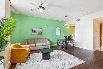 925 Common St in New Orleans, LA - Foto de edificio - Building Photo