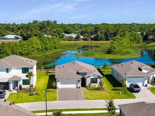 5892 SE Sky Blue Cir in Stuart, FL - Building Photo - Building Photo