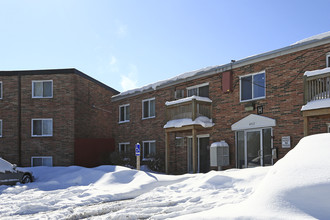 Shaker Park Gardens Apartments in Warrensville Heights, OH - Building Photo - Building Photo