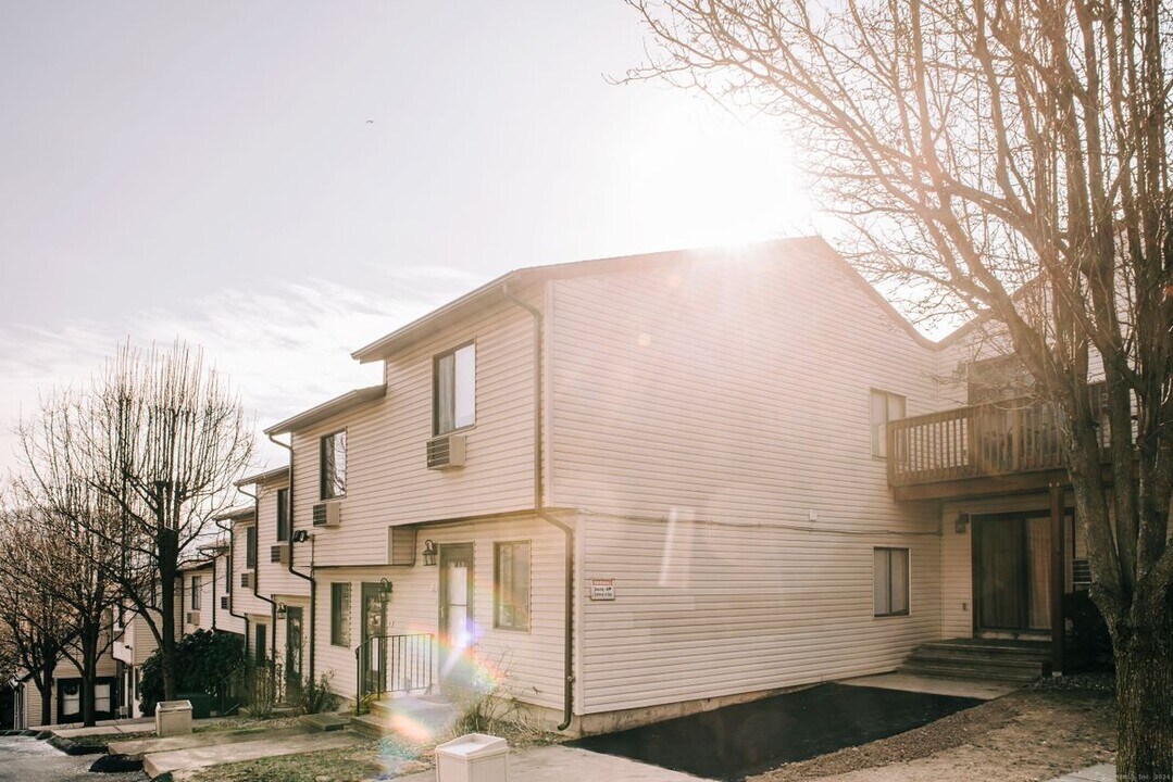 13 Santangelo Terrace in Derby, CT - Building Photo