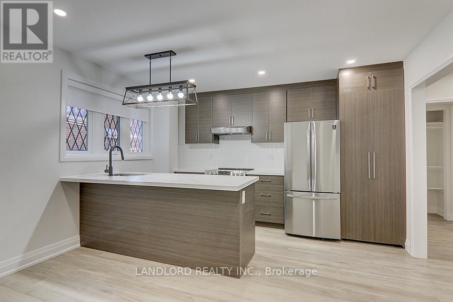 2520 Bloor St W in Toronto, ON - Building Photo