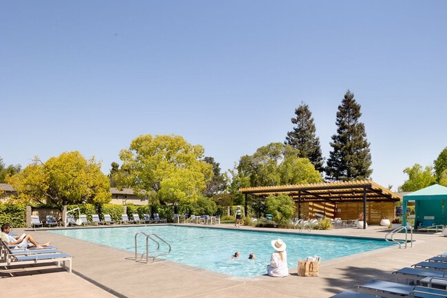 Villages at Cupertino in Cupertino, CA - Foto de edificio - Building Photo