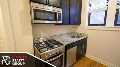 4032 N Ashland Ave, Unit 4038.5-E2 in Chicago, IL - Building Photo - Building Photo