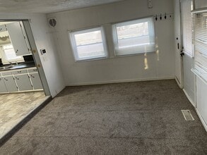 701 W Holmes Rd in Lansing, MI - Foto de edificio - Building Photo