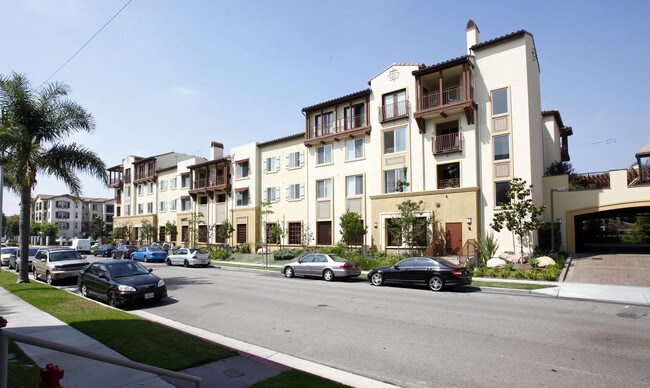 Royale Apartments in Westminster, CA - Building Photo - Building Photo