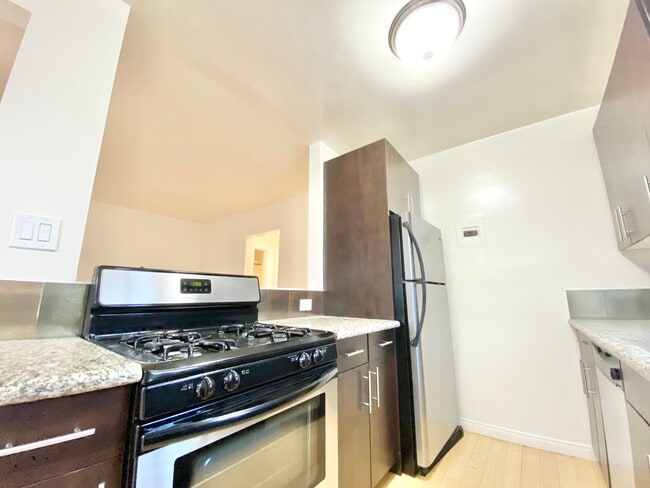 926 Hancock Ave in West Hollywood, CA - Building Photo - Building Photo
