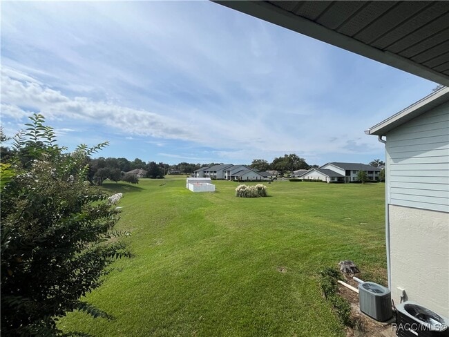 property at 810 E Gilchrist Ct
