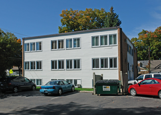 Linderhill Apartments in Wayzata, MN - Foto de edificio - Building Photo