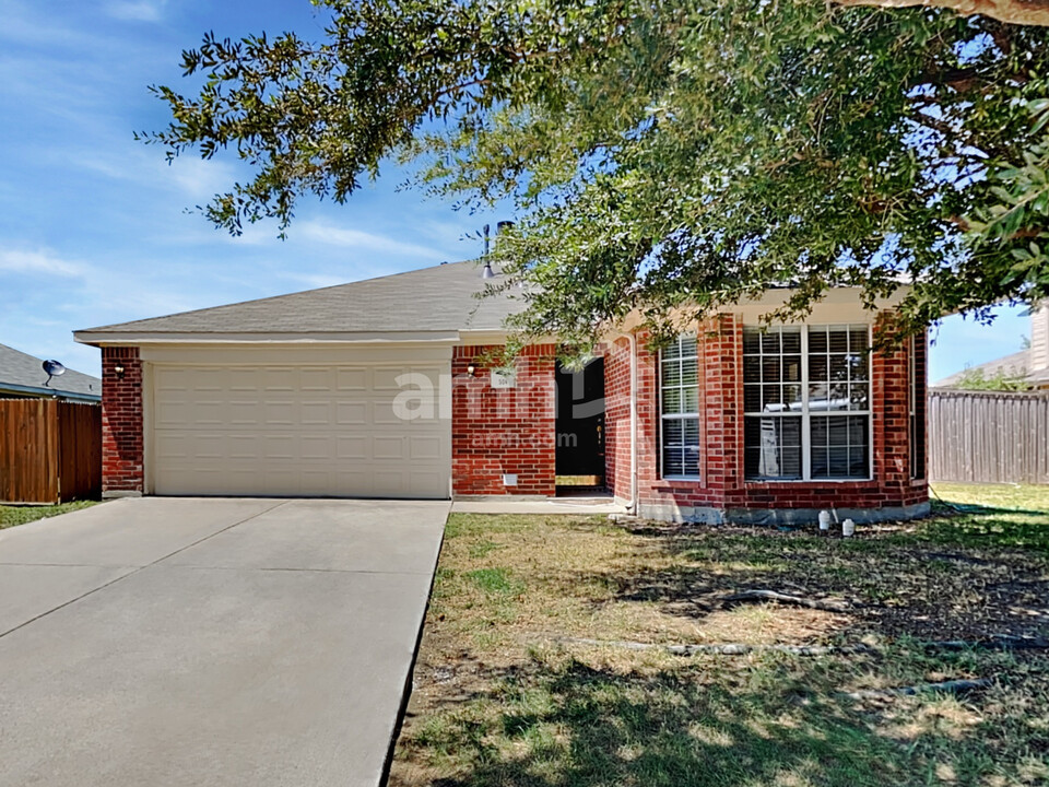 504 Lonestar Park Ln in Ponder, TX - Building Photo