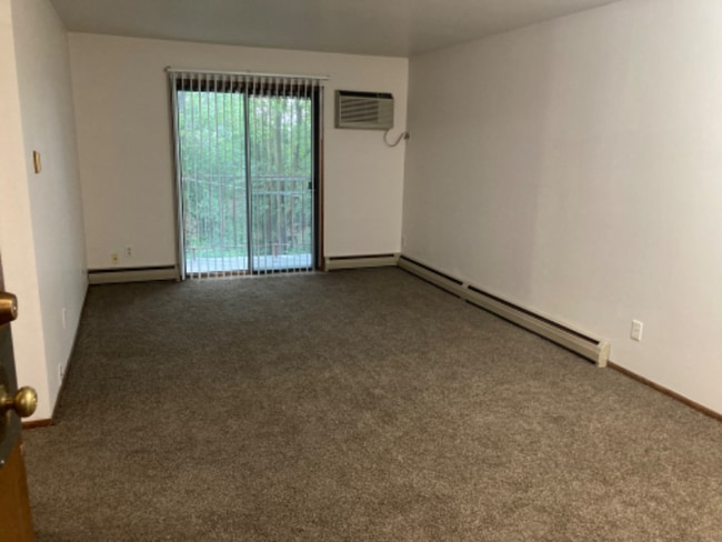 10628 W Bobolink Ave in Milwaukee, WI - Building Photo - Building Photo