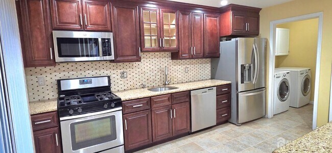 44 Azalea Ct in Monmouth Junction, NJ - Building Photo - Building Photo