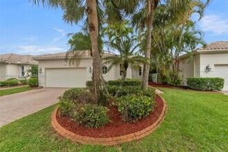 2553 Bay Pointe Dr in Weston, FL - Building Photo - Building Photo