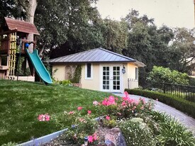 25860 Altamont Rd in Los Altos Hills, CA - Building Photo