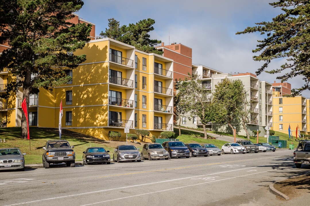 Lakewood Apartments At Lake Merced in San Francisco, CA - Foto de edificio