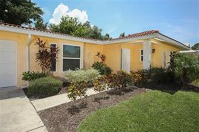 2943 Tuckerstown Dr in Sarasota, FL - Foto de edificio - Building Photo