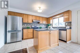 5166 Des Jardines Dr in Burlington, ON - Building Photo - Building Photo