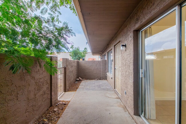 property at 925 W Peoria Ave