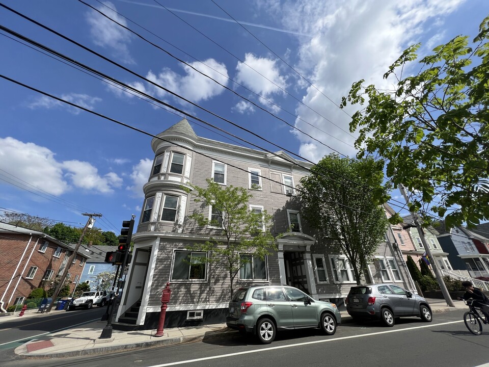 59 Cedar St, Unit 2R in Somerville, MA - Building Photo