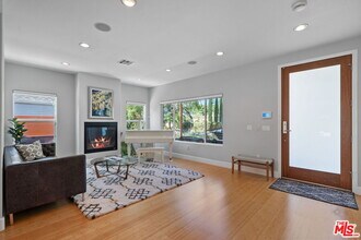 560 N Plymouth Blvd in Los Angeles, CA - Building Photo - Building Photo
