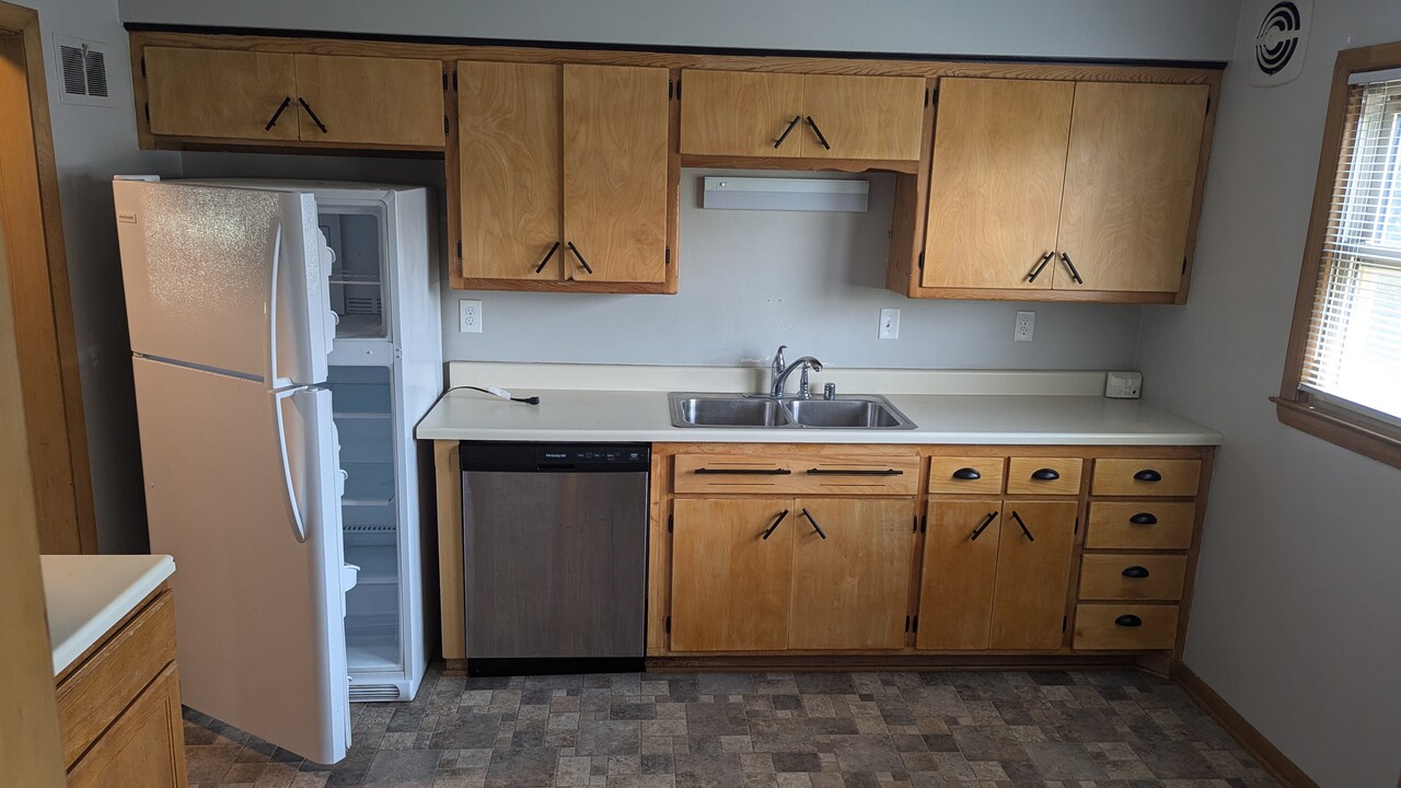 5240 N Mohawk Ave, Unit 5242 Upper in Glendale, WI - Building Photo