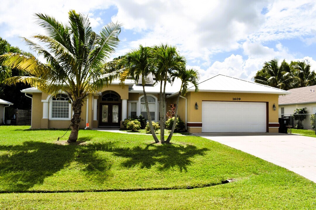 1609 SE Ridgewood St in Port St. Lucie, FL - Building Photo