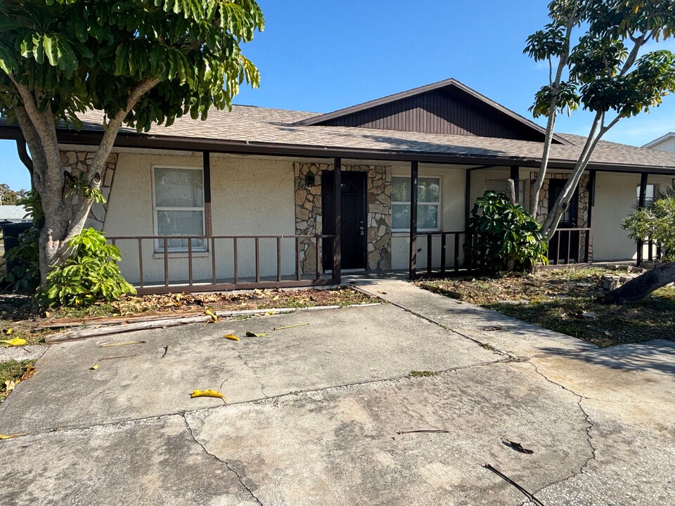 4209 79th St W in Bradenton, FL - Foto de edificio