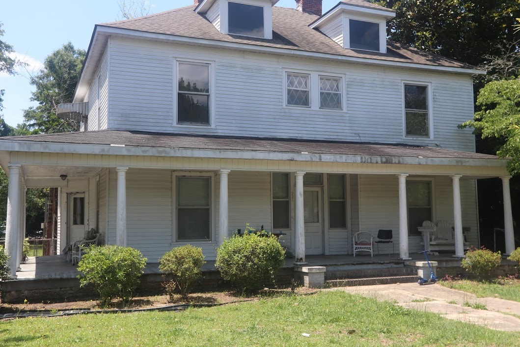 221 E Covington St in Laurinburg, NC - Building Photo