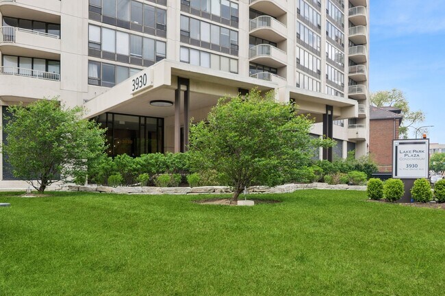 3930 N Pine Grove Ave in Chicago, IL - Building Photo - Building Photo