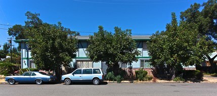 404 Lake St in Cloverdale, CA - Building Photo - Building Photo