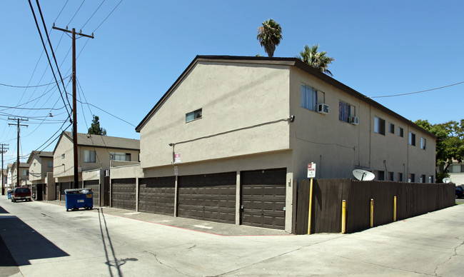 Juno Apartments in Anaheim, CA - Building Photo - Building Photo