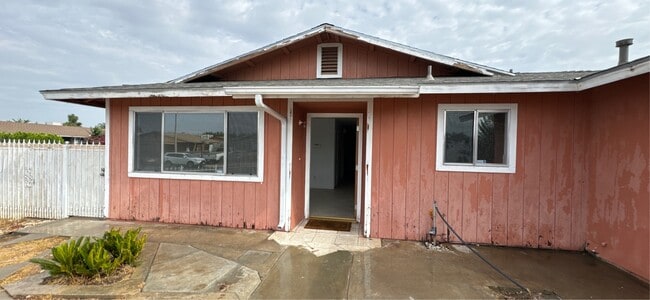 1023 Alila Ave in Delano, CA - Building Photo - Building Photo