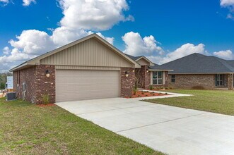 2107 Queen St in Crestview, FL - Building Photo - Building Photo