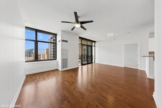 233 E 13th St, Unit 2210 in Chicago, IL - Foto de edificio - Building Photo