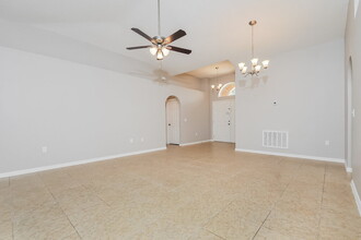 6922 Crown Lake Dr in Gibsonton, FL - Building Photo - Building Photo