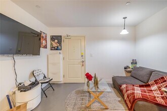 111 E Flagler St, Unit 303 in Miami, FL - Foto de edificio - Building Photo