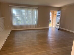 6152 Warner Ave, Unit A in Huntington Beach, CA - Foto de edificio - Building Photo