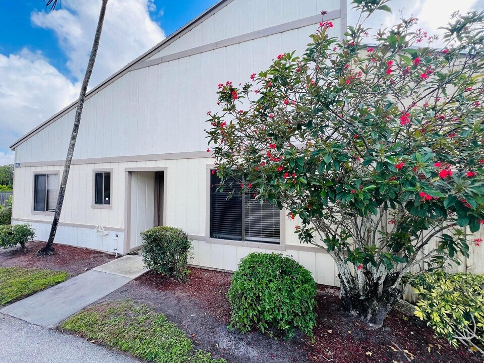 11877 Sturbridge Ln in Wellington, FL - Foto de edificio