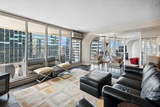 300 N State St, Unit 4103 in Chicago, IL - Foto de edificio - Building Photo