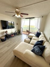 1825 W 44th Pl in Hialeah, FL - Foto de edificio - Building Photo