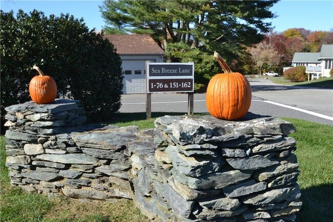 49 Sea Breeze Ln in Bristol, RI - Building Photo - Building Photo