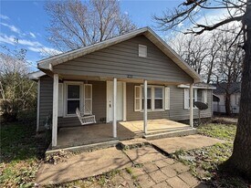 1402 S Washington Ave in Fayetteville, AR - Building Photo