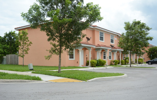 350 NE 5th Pl in Florida City, FL - Foto de edificio - Building Photo