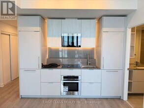 1 Fairview Rd E in Mississauga, ON - Building Photo - Building Photo