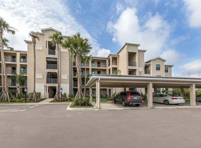 17510 Gawthrop Dr, Unit 406 in Bradenton, FL - Building Photo