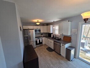 16 Evergreen Dr in Holyoke, MA - Building Photo - Building Photo