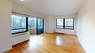 240 E 47th St in New York, NY - Building Photo - Building Photo
