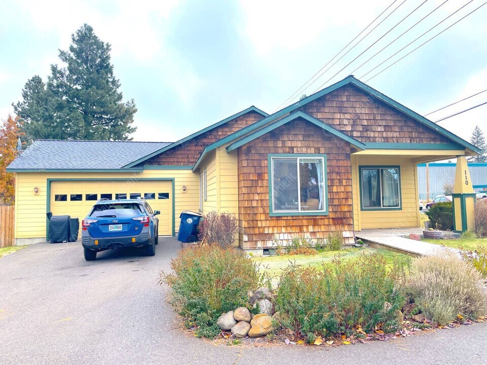 110 N Maple St in Sisters, OR - Building Photo