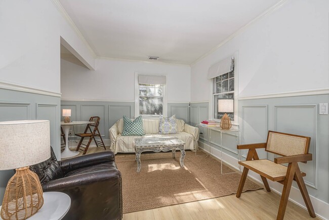 48 Osborne Ave in Southampton, NY - Foto de edificio - Building Photo