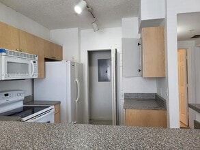 8070 N Nob Hill Rd in Tamarac, FL - Building Photo - Building Photo