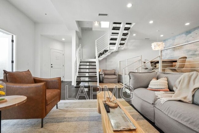 9842 Portola Dr in Beverly Hills, CA - Building Photo - Building Photo